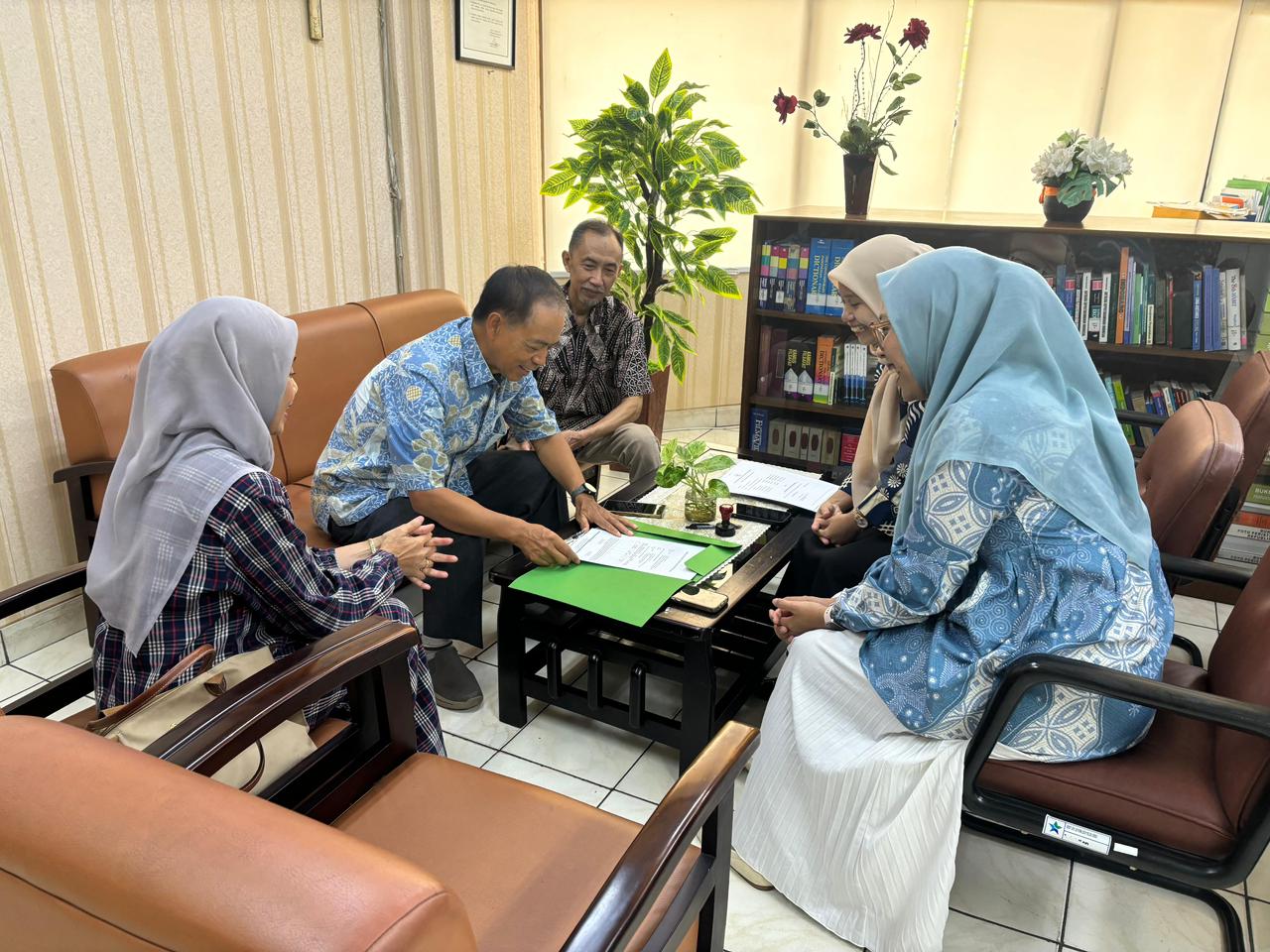 Serah Terima Buku Hibah YPCCI ke Perpusnas Salemba